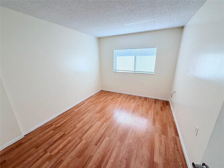 Building Photo - 1203 N Benoist Farms Rd