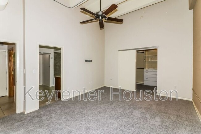 Building Photo - 705 Main St