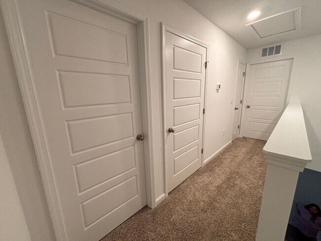 Building Photo - Never-Lived-In 3BR/2.5BA Townhome! Screened Lanai & Pond View!