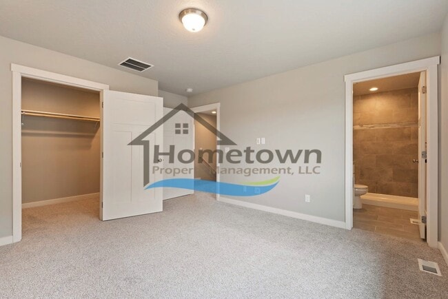 Building Photo - Very Nice Craftsman 3 Bedroom 2.5 Bathroom Home in Crown Pointe Estates, Post Falls!