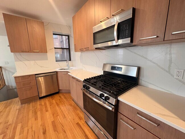 Building Photo - 39 Newkirk St