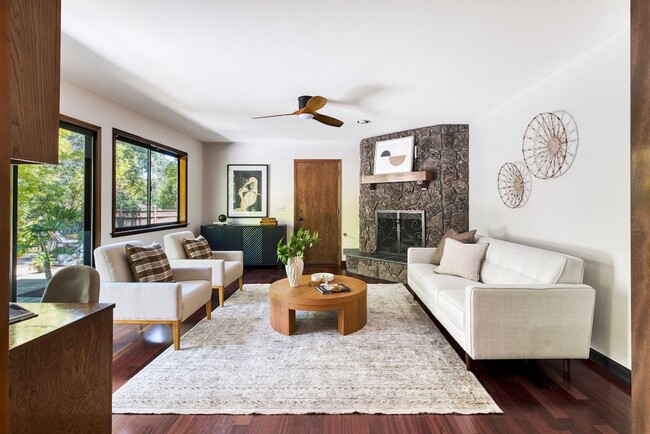 Building Photo - 8 Racquet Ct