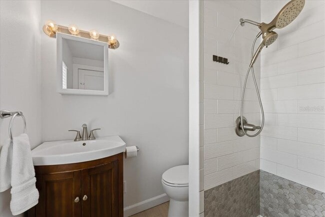 Building Photo - 916 2nd St N