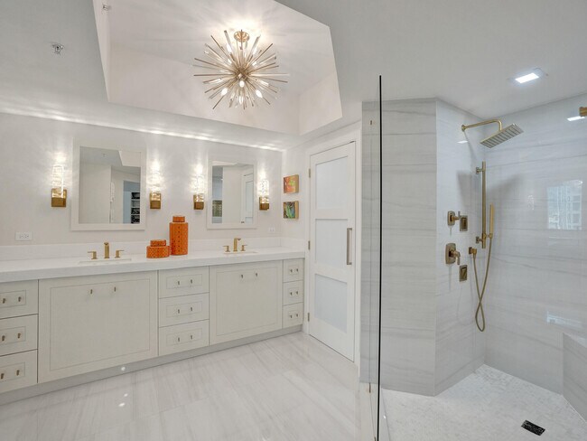 Building Photo - 411 N New River Dr E