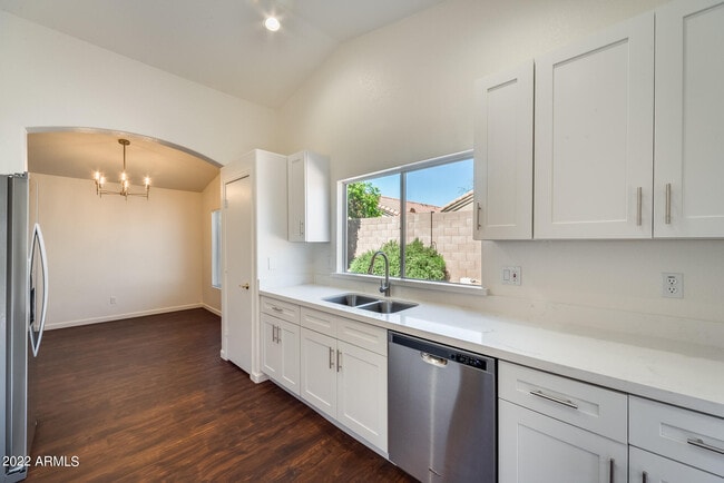 Building Photo - 3024 E Blackhawk Dr