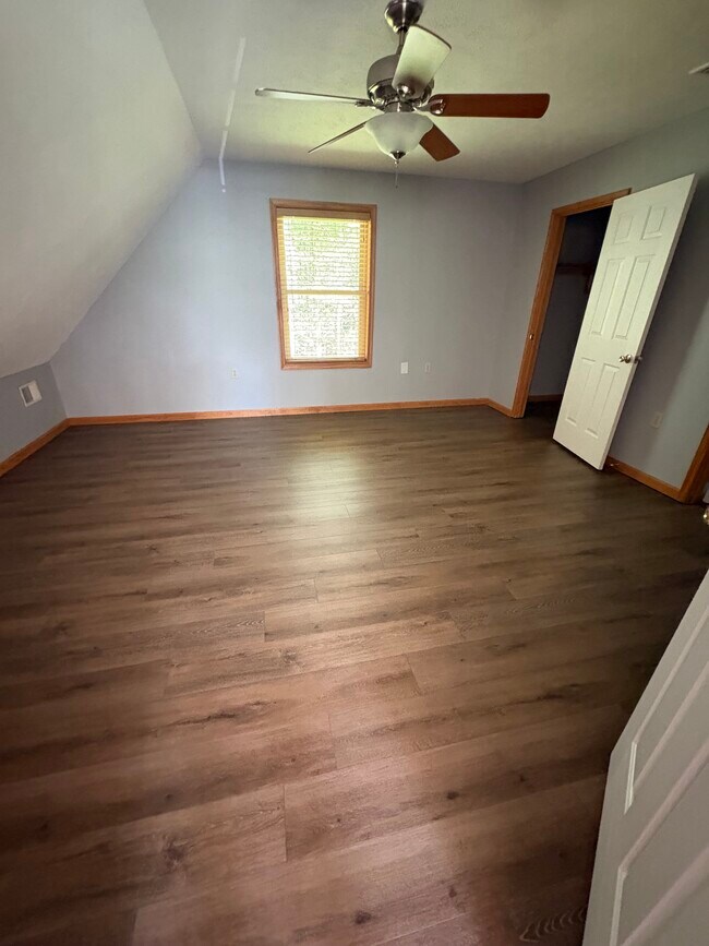 Building Photo - 104 Flo Ct