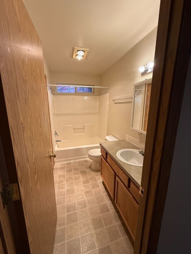 Building Photo - Quaint 2B/2Ba Townhome in Desirable Camas!