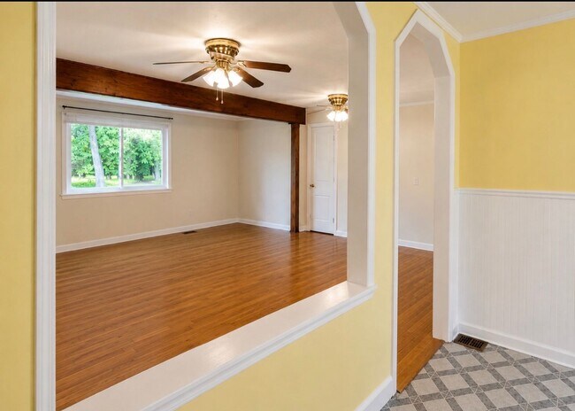 Building Photo - 3/1 bath - Town acres school district!- Showings to start 6/10
