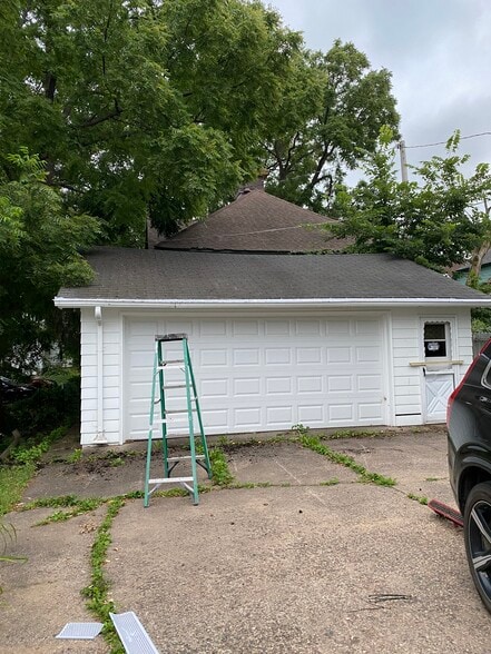 Building Photo - 718 6th St E