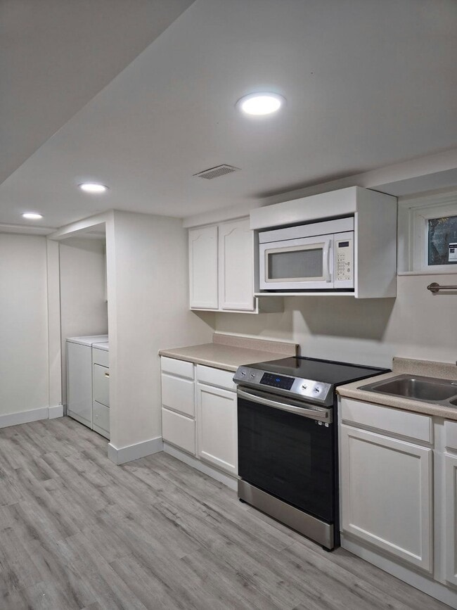 Building Photo - 3723 Kewanee Dr