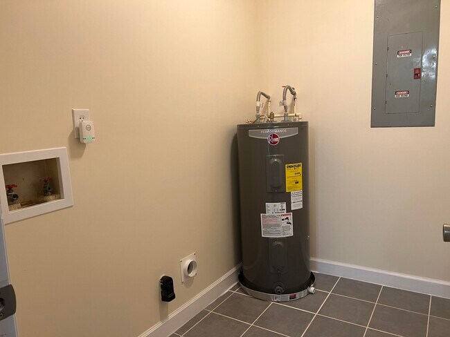 Building Photo - 110 Miller St