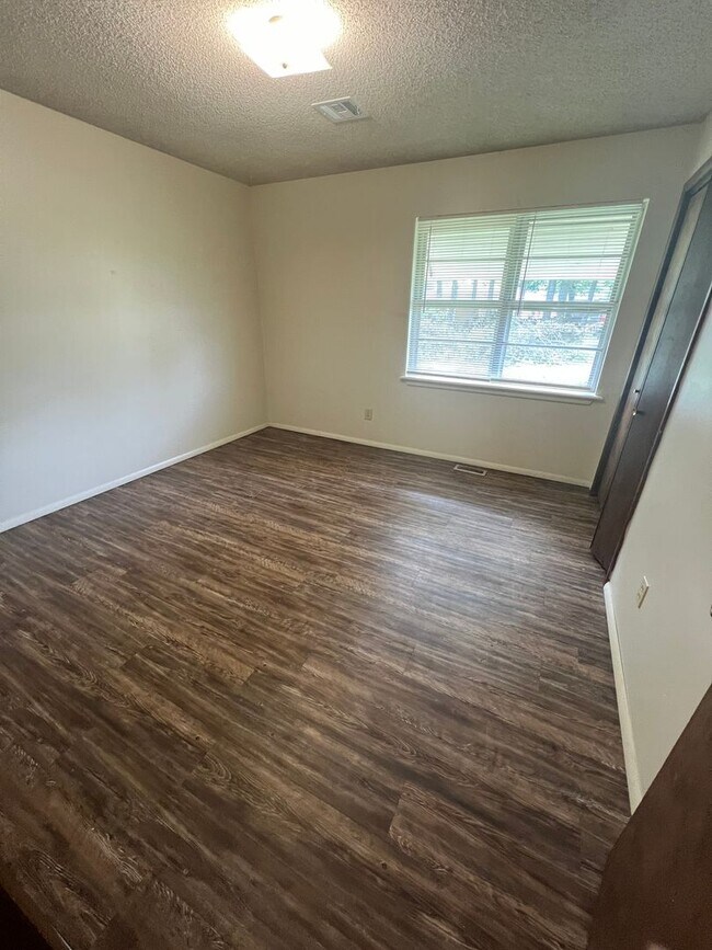 Building Photo - 3 Bed 1.5 Bath, Has large extra room that ...