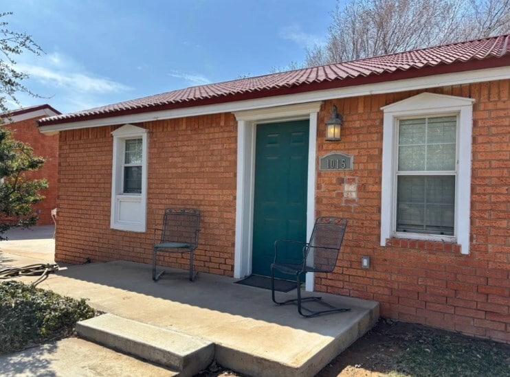 Building Photo - 1013 NE Mustang Dr