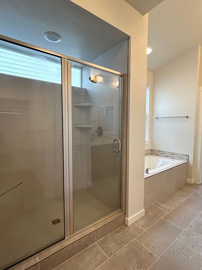 Building Photo - Gorgeous 3 bedroom 2 bathroom Home in Nampa