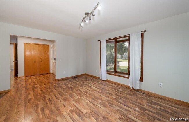 Building Photo - 41415 Harvard Dr