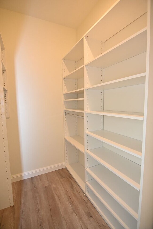 Building Photo - 2/1 Condo-Pet Friendly-Quiet Location-Prime Location