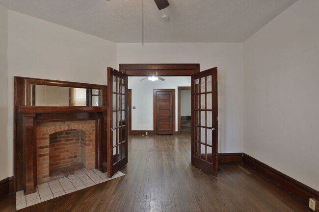 Building Photo - 3 Bedroom , 2 Bath Newly Renovated Townhouse - Right off of High St - FREE Washer / Dryer and Off...