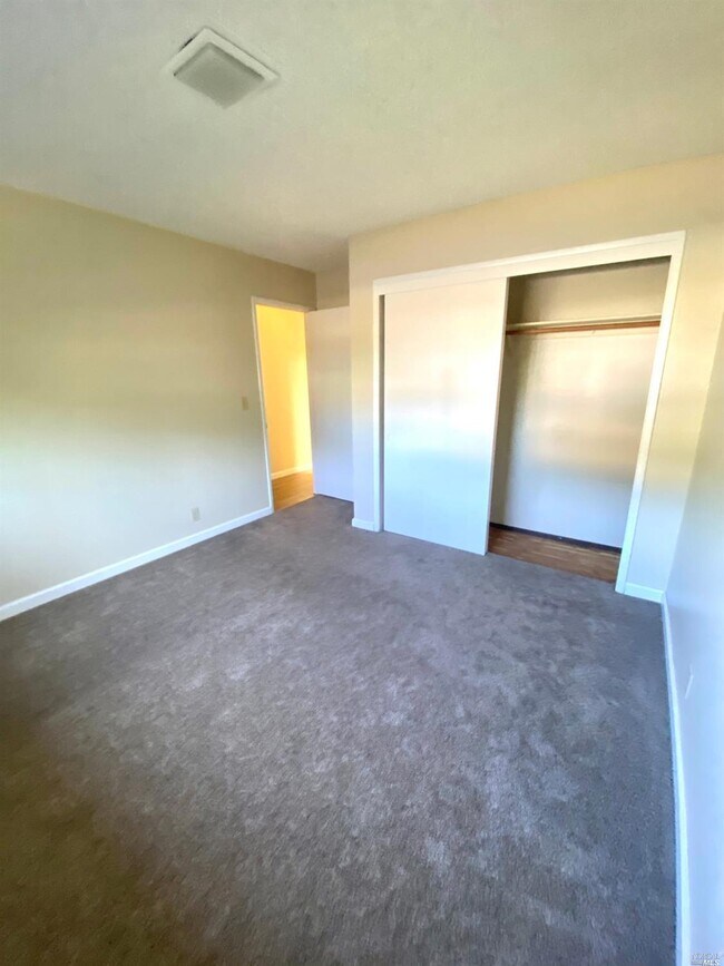 Building Photo - 723 Brookside Dr