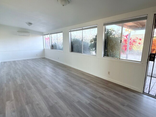 Building Photo - 3 Bed/2 Bath home with backyard and swimming pool!