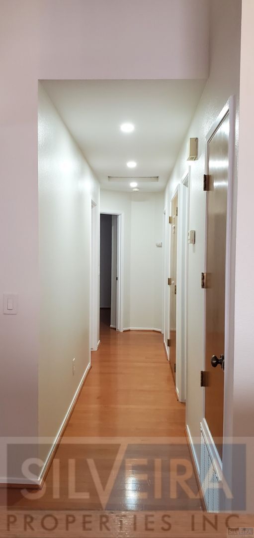 Building Photo - Lovely 3 Bedrooms 2 bath Home For Rent