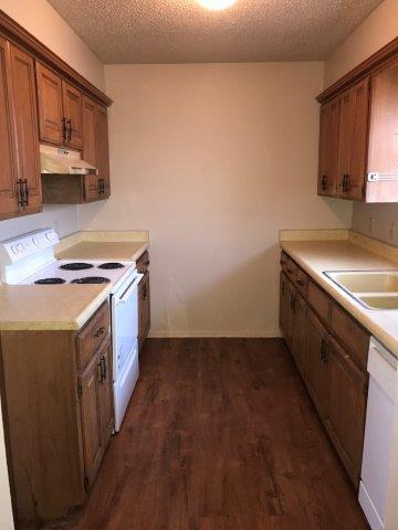 Building Photo - 2 bed one bath, spacious bedrooms, fenced ...