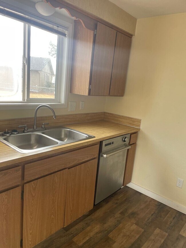 Building Photo - 00340-1554/1555 Wedgewood