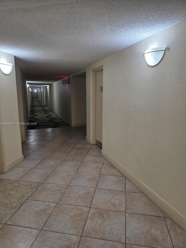 Building Photo - 800 Parkview Dr