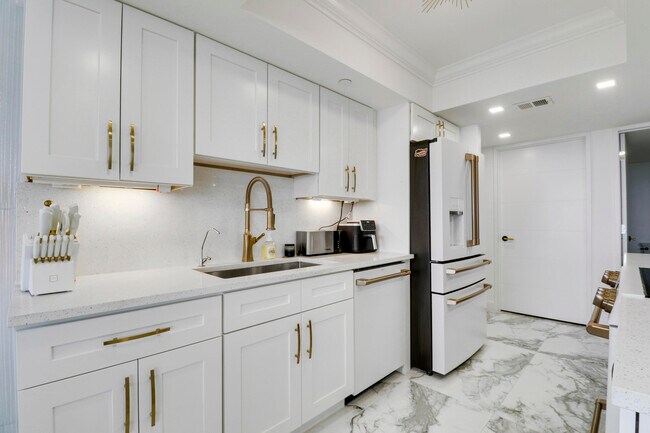 Building Photo - 5280 N Ocean Dr