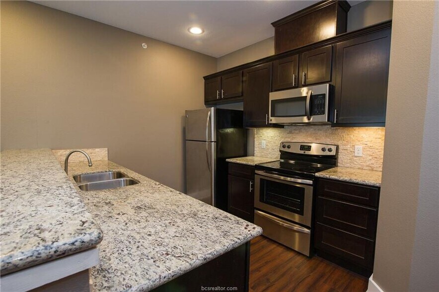 Building Photo - 1 Bed Apartment w/ Garage on Northgate for August Move In!