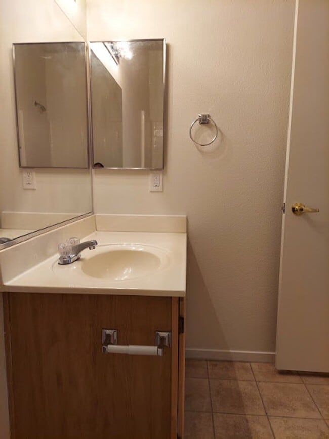 Building Photo - Excellent 2 bed 2 ba in a gated community