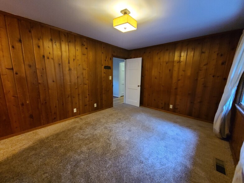 Building Photo - 927 Downey Dr