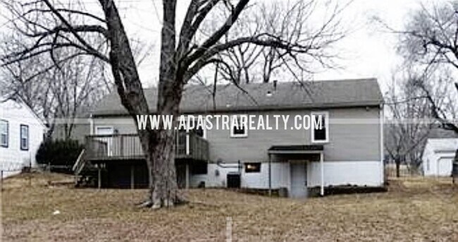 Building Photo - 3305 E 107th Terrace