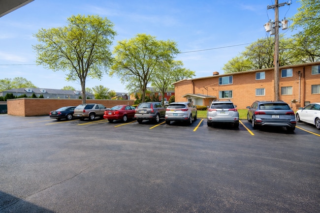 Building Photo - Updated Rocky River Condo – 1 Bed, 1 Bath in Prime Location Near Shopping & Lake Erie