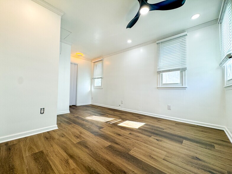 Building Photo - 711 W 44th St