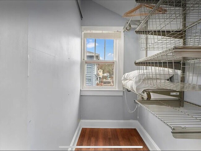 Building Photo - "Charming 3-Bed, 2-Bath Home on Holmes St, Kansas City - Your Cozy Retreat Awaits!"