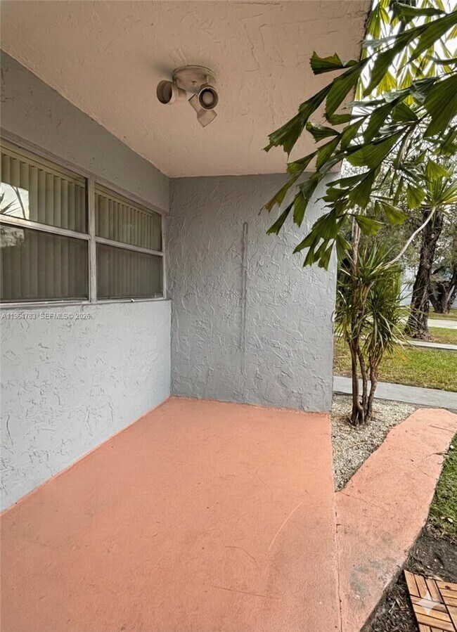 Building Photo - 9365 Fontainebleau Blvd