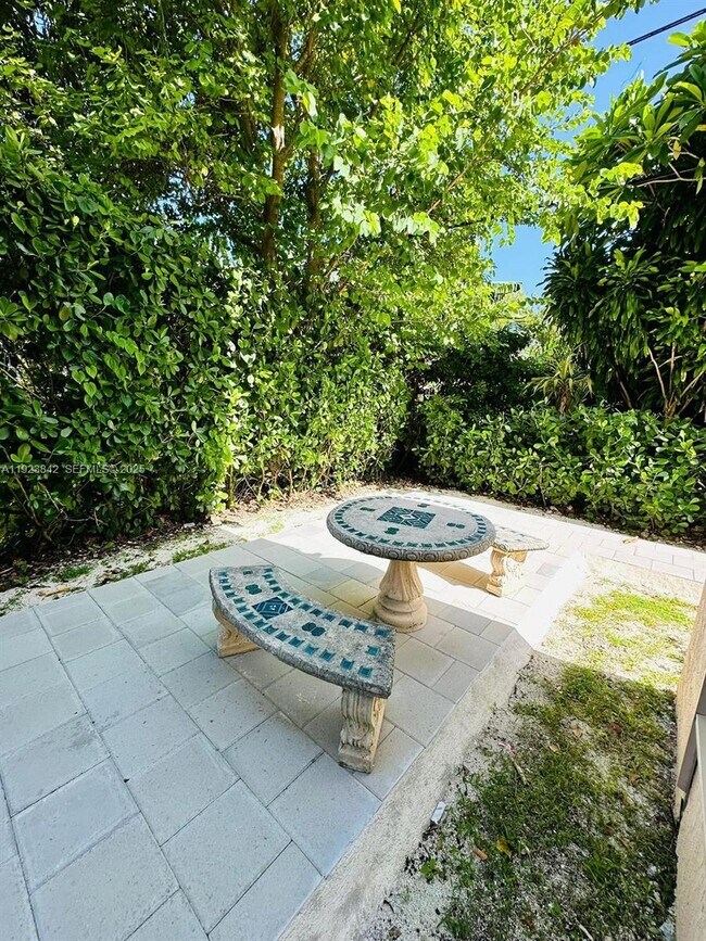 Building Photo - 344 Mendoza Ave