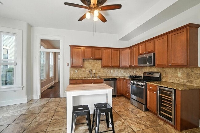 Building Photo - Two Bedroom in Newport!
