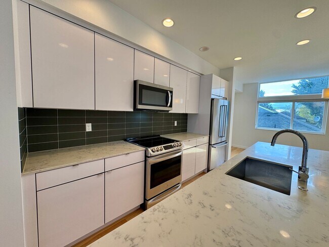 Building Photo - Beautiful West Seattle Townhome