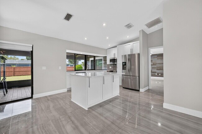 Building Photo - 825 SE Starflower Ave