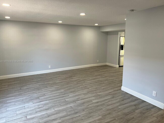 Building Photo - 3064 Riverside Dr