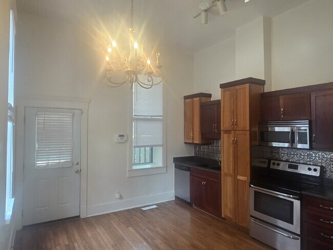 Building Photo - "2-Bed Apartment on S Brook Street, Louisville!"