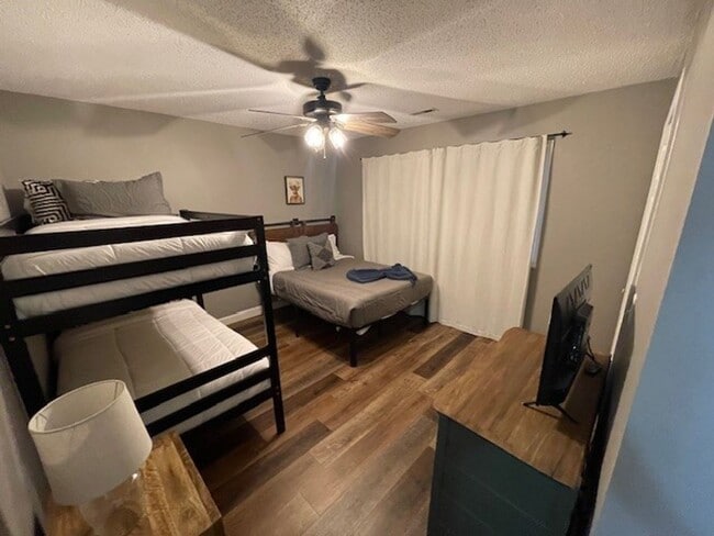 Building Photo - Furnished 2 bedroom 2 bath - Garden Level