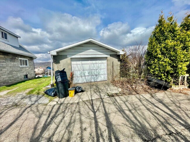 Building Photo - Coraopolis 3 Bedroom, 2 Bath House with De...
