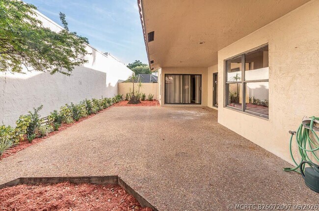 Building Photo - 6876 Palmar Ct