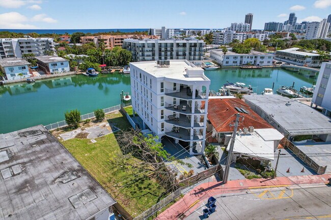 Building Photo - 8125 Crespi Blvd