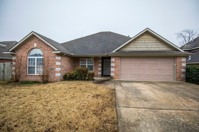 Building Photo - ***402 NE Shasta Court***