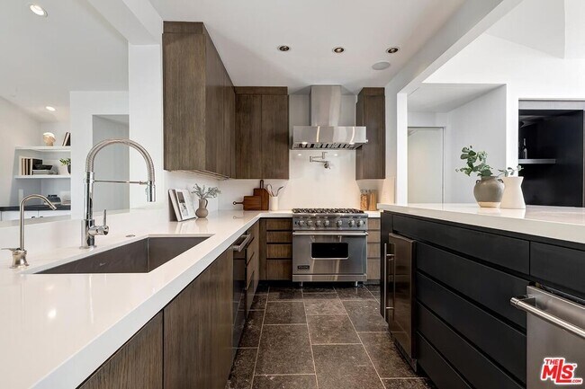 Building Photo - 1847 N Beverly Dr