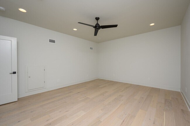 Building Photo - **LIKE-NEW, HIGH-END EXECUTIVE HOME WITH I...