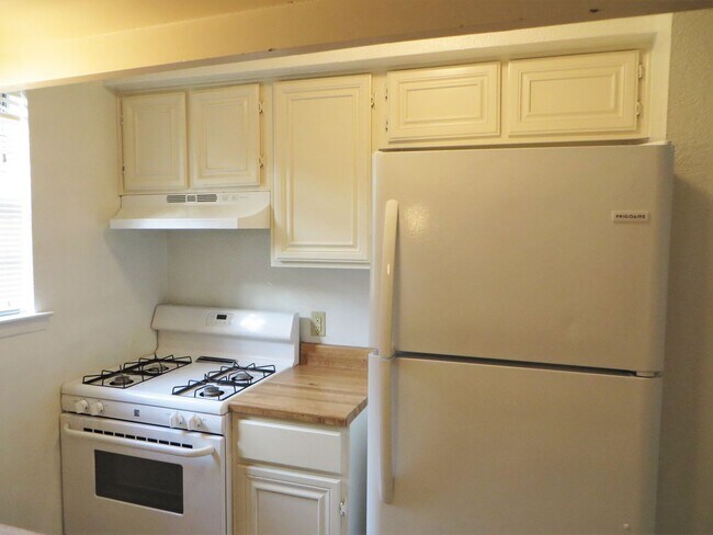 Building Photo - 2 Bedroom 2 Bathroom Georgetown Duplex